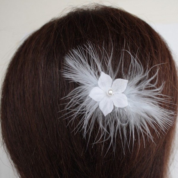 Epingle à cheveux mariage - fleur en soie et plumes blanches : BéaBijoux